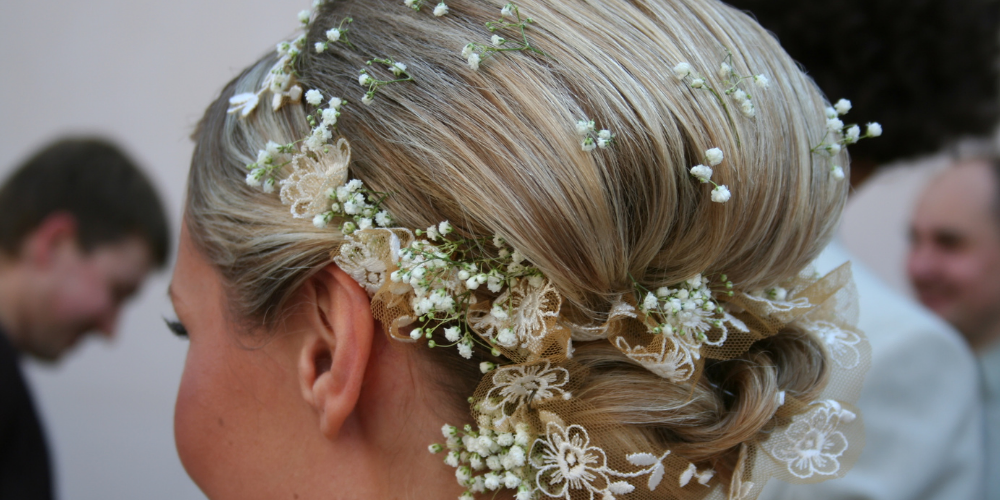 30 Stunning Wedding Hairstyles with Flowers | A Florist’s Guide